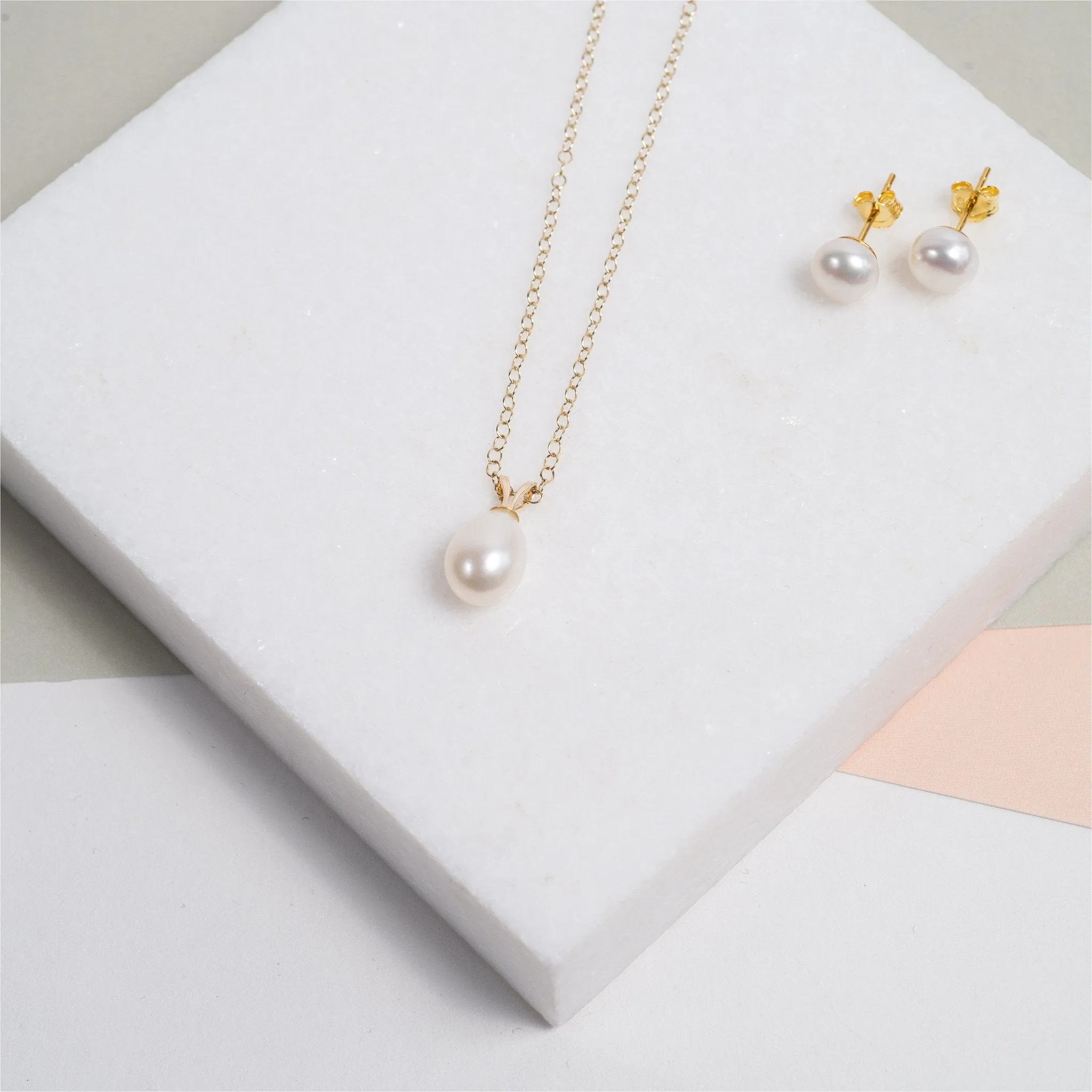 Thurloe White Pearl & 9ct Gold Pendant